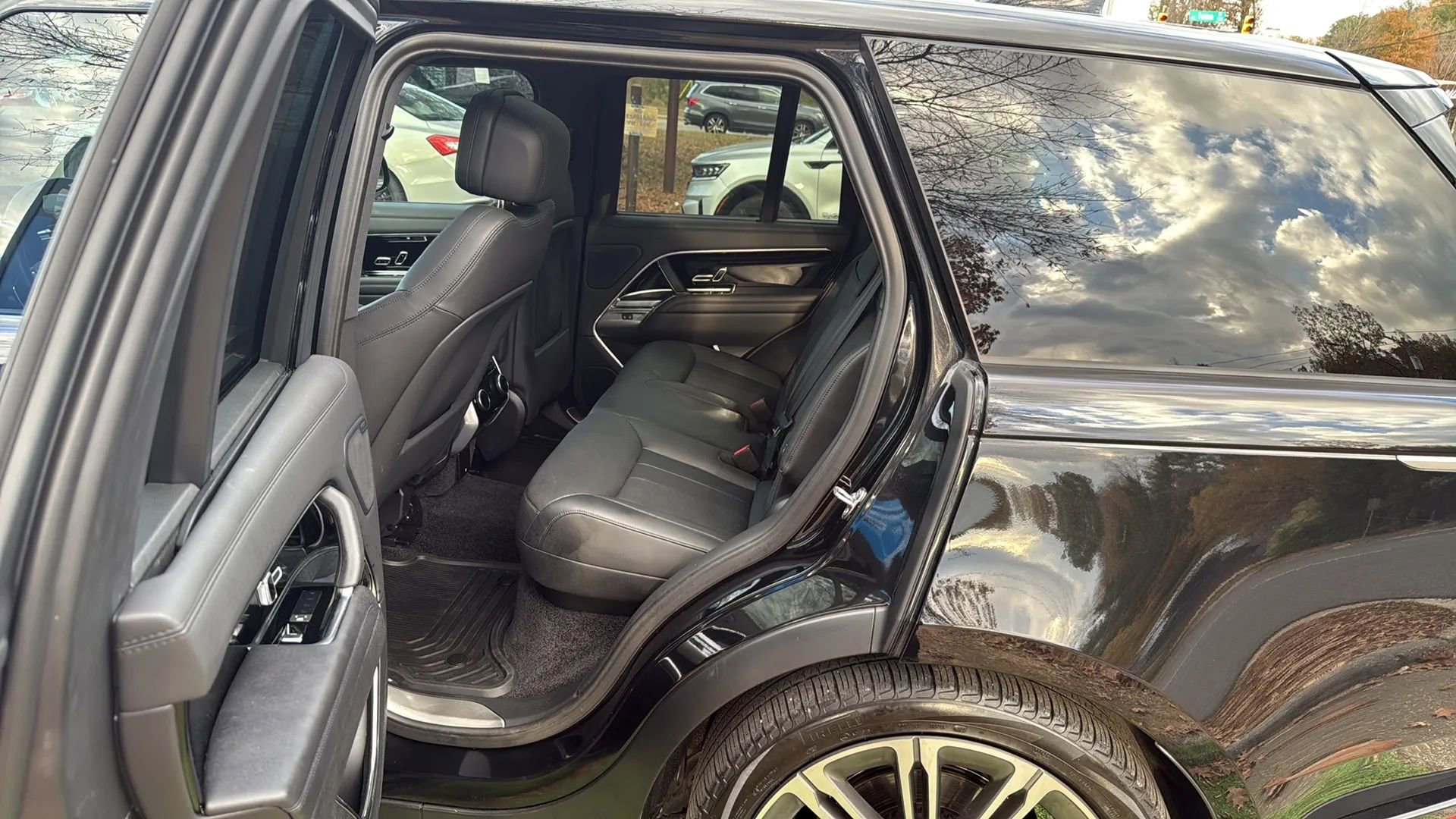 Used 2024 Land Rover Range Rover SE image 20