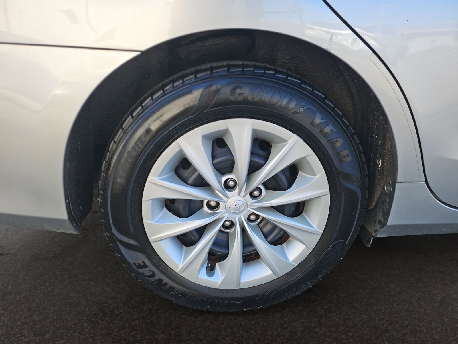 Used 2017 Toyota Camry LE w/ Four Season Floor Mat Package FWD image 37