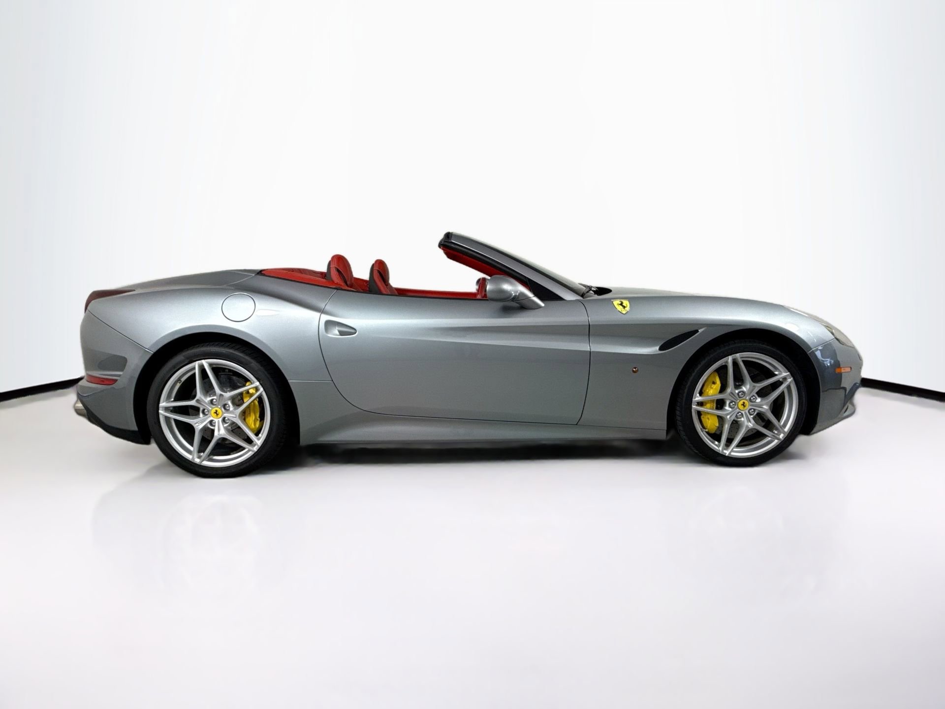 Certified 2018 Ferrari California T image 8
