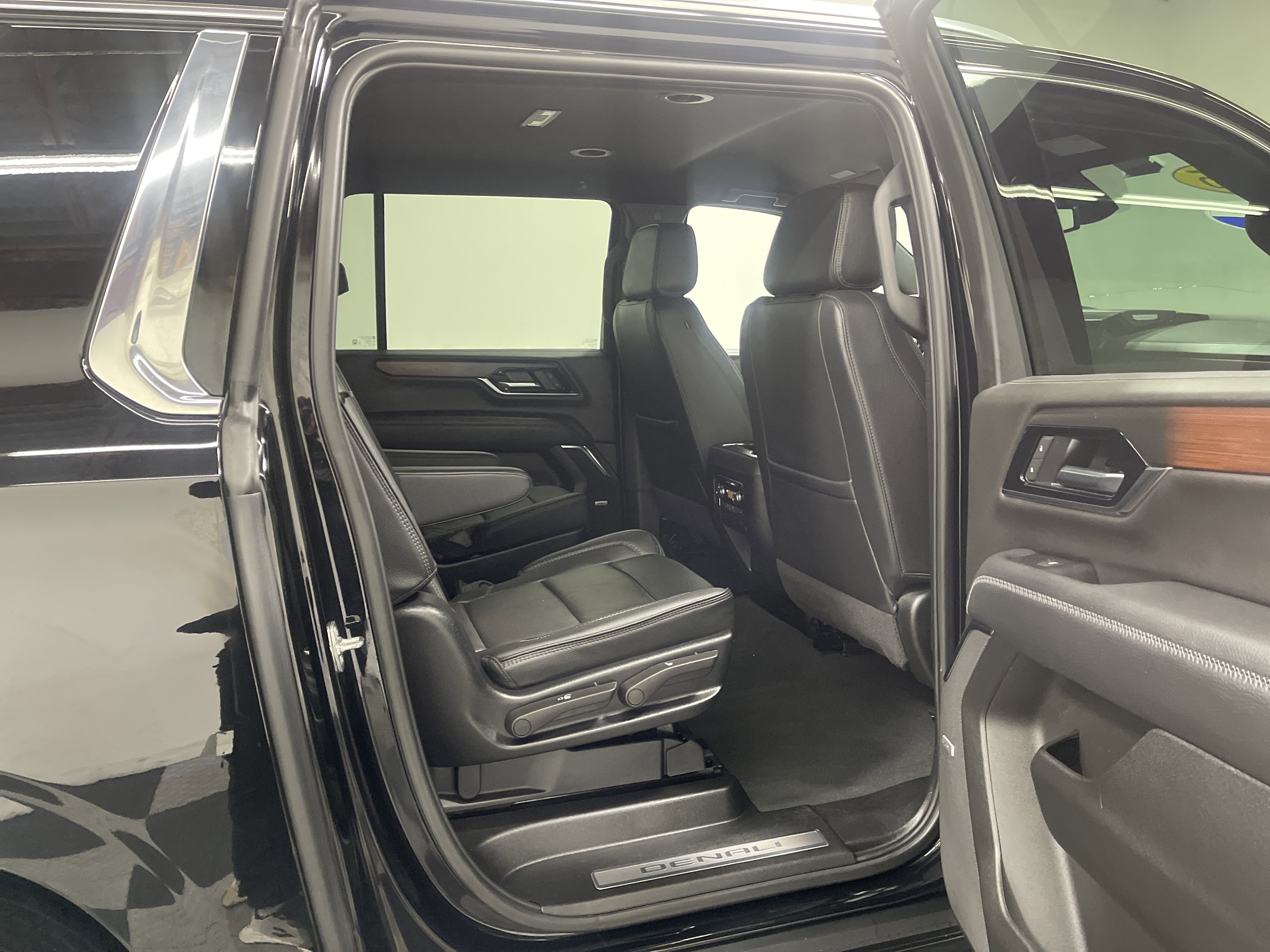 Used 2025 GMC Yukon XL Denali image 21