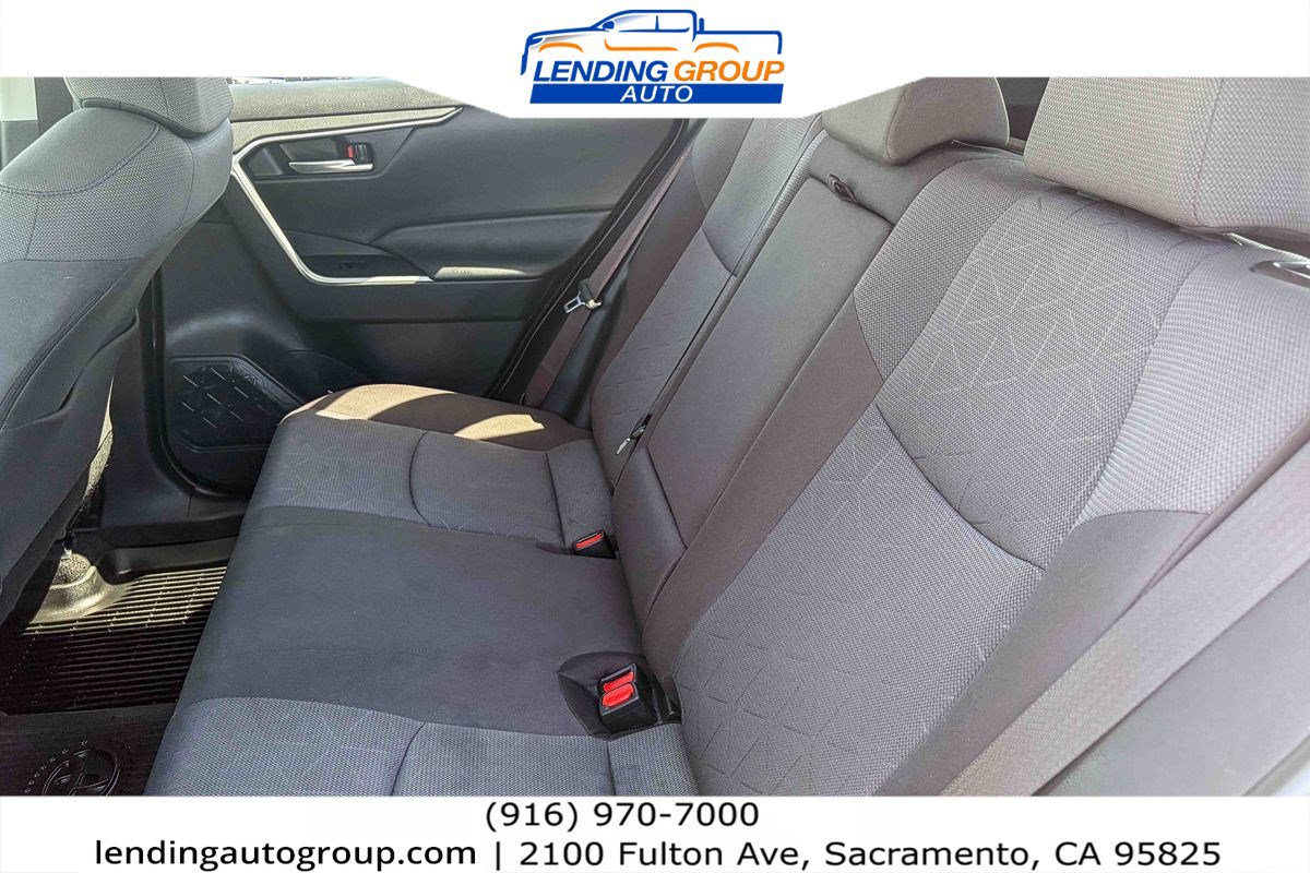 Used 2020 Toyota RAV4 XLE w/ Convenience Package AWD/4WD image 18