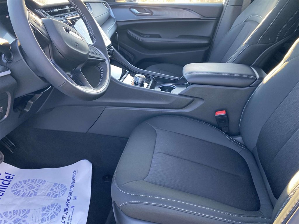 New 2025 Jeep Grand Cherokee L Laredo w/ Luxury Tech Group I image 38