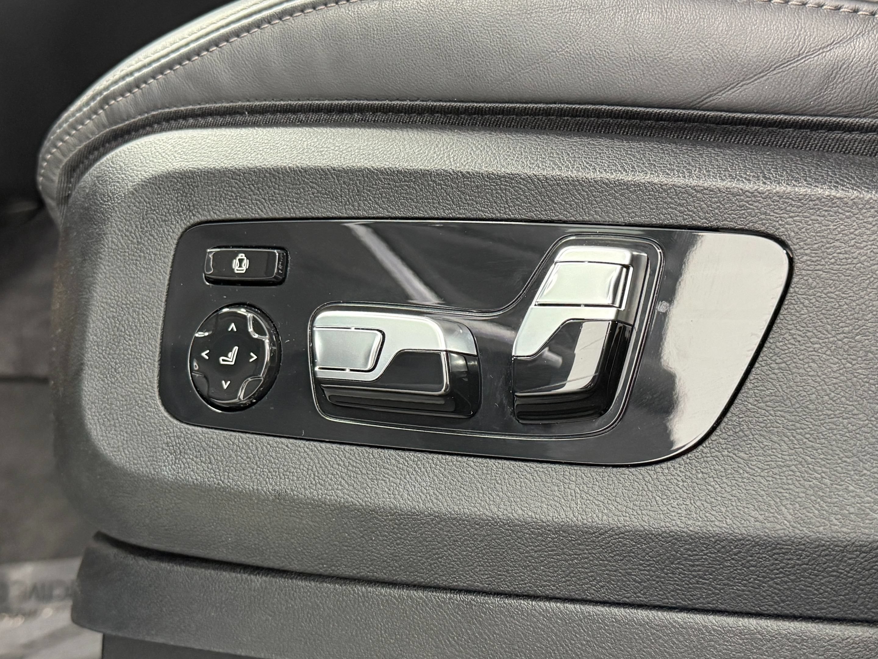Used 2024 BMW X7 M60i AWD/4WD image 41