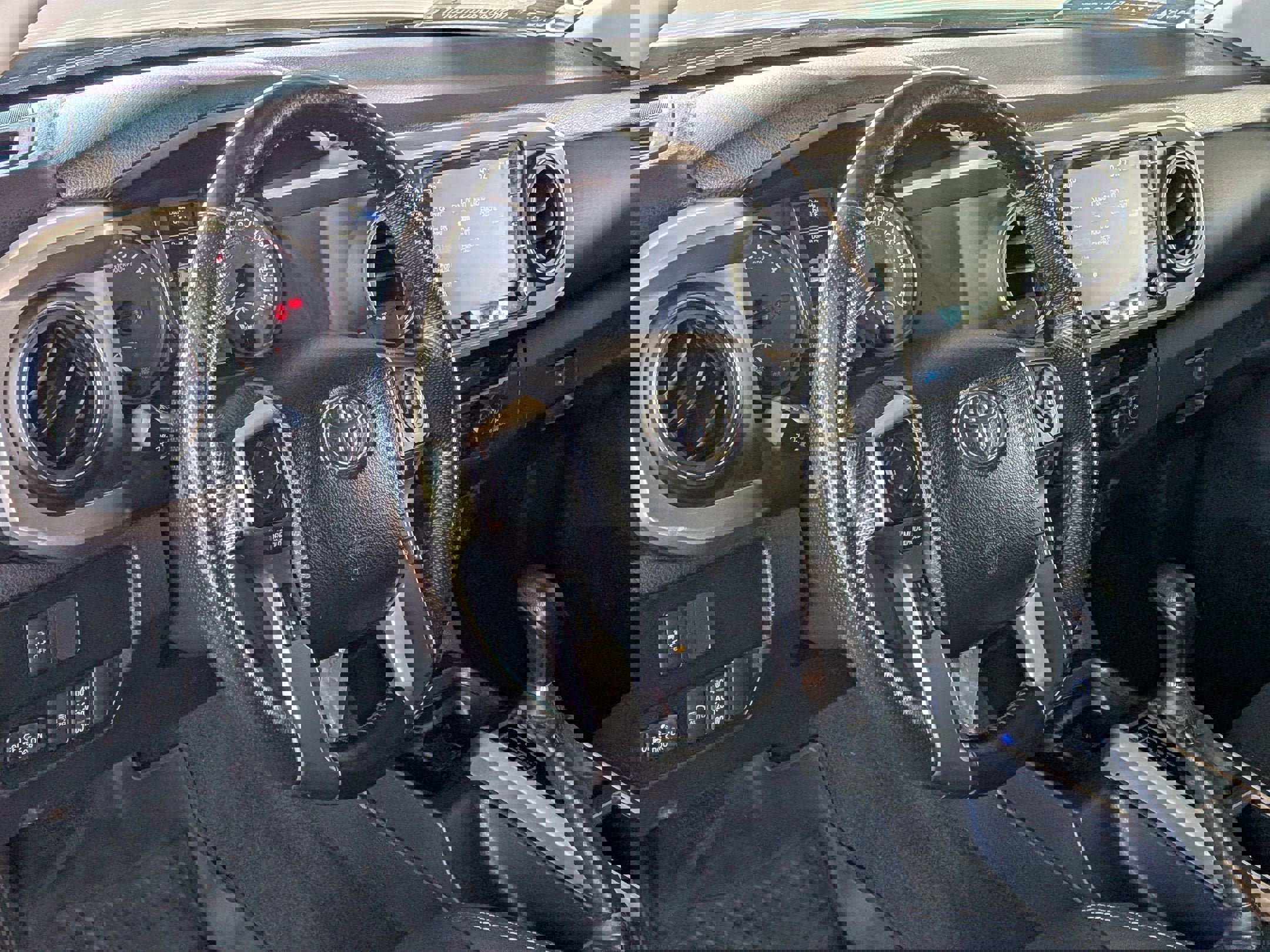 Used 2022 Toyota Tacoma SR5 w/ Trail Edition image 14