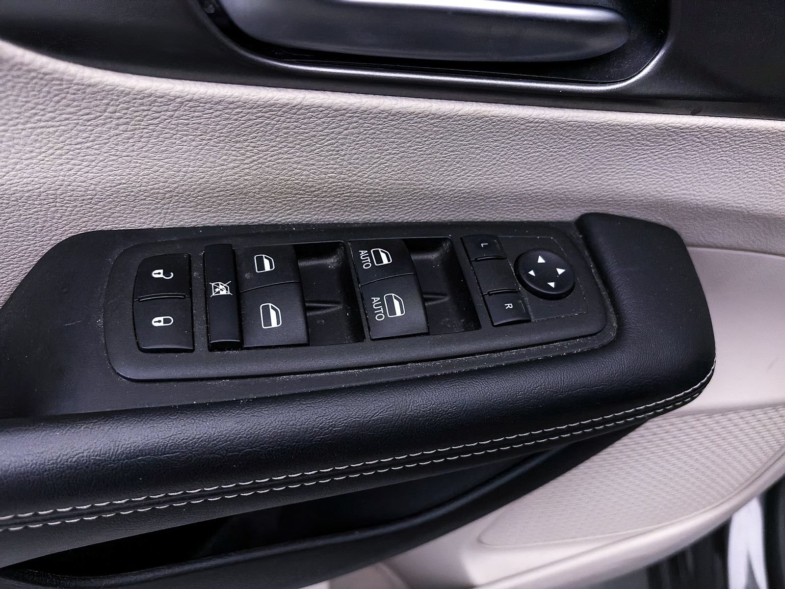 Used 2023 Chrysler Pacifica Touring-L AWD/4WD image 15