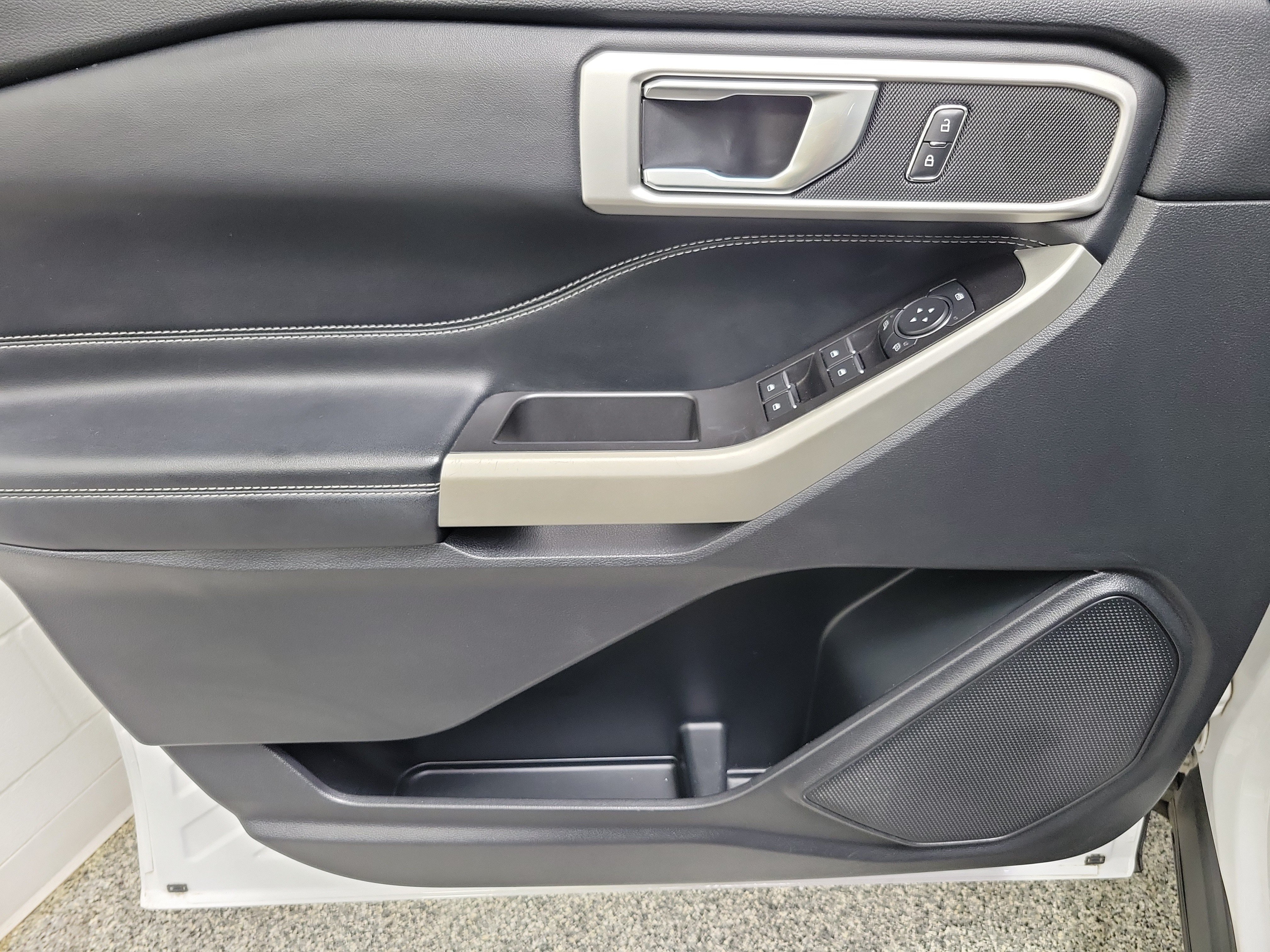 Used 2020 Ford Explorer XLT w/ Equipment Group 202A RWD image 18