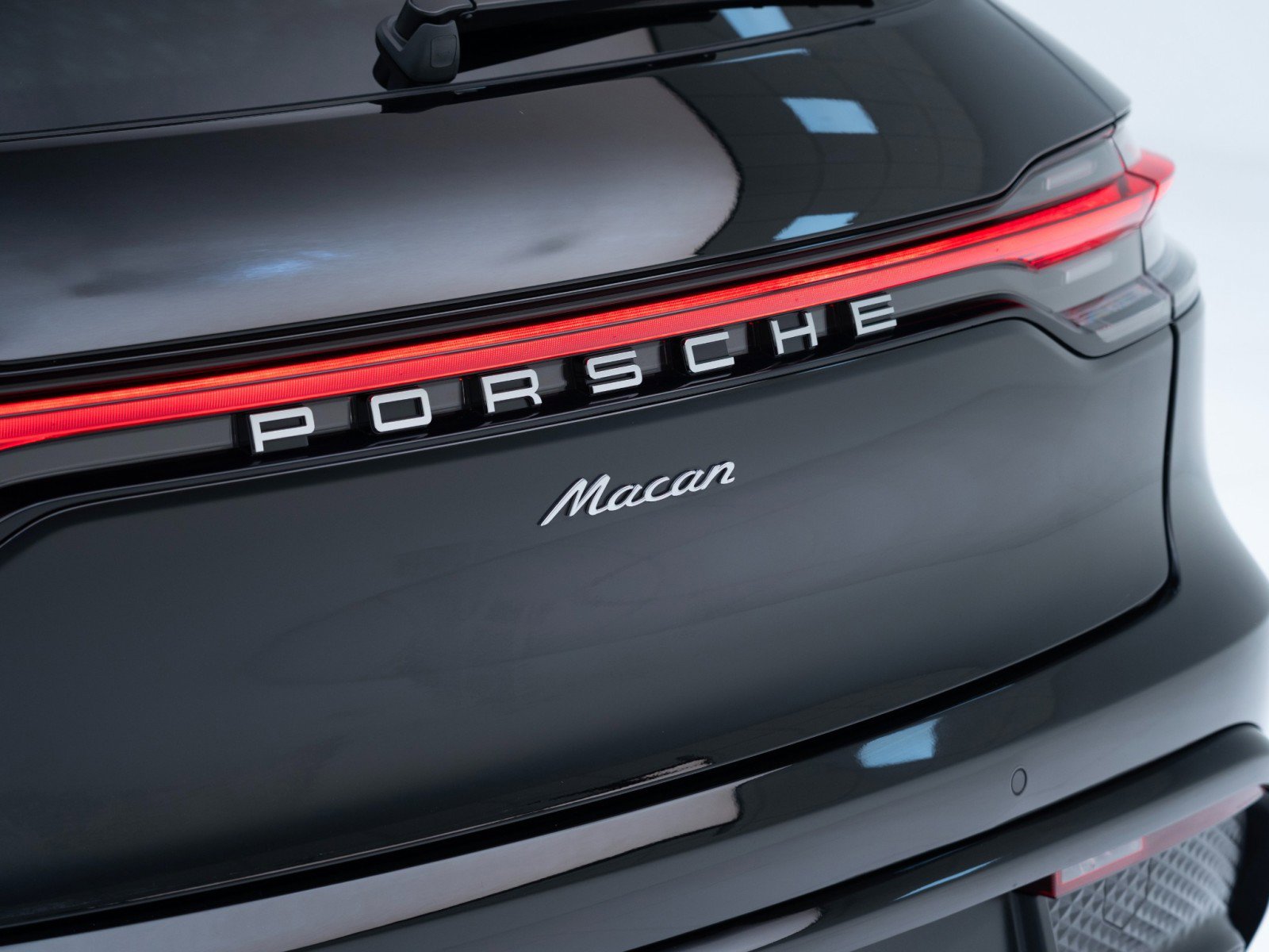 Certified 2025 Porsche Macan image 13