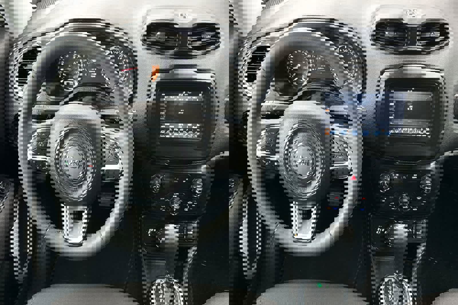 Used 2018 Jeep Renegade Latitude w/ Popular Equipment Group image 14