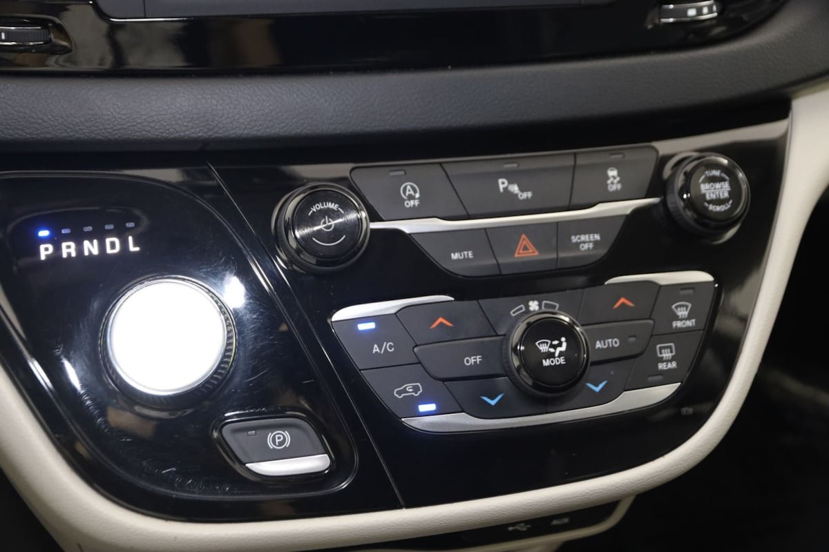 Used 2018 Chrysler Pacifica Touring-L FWD image 25