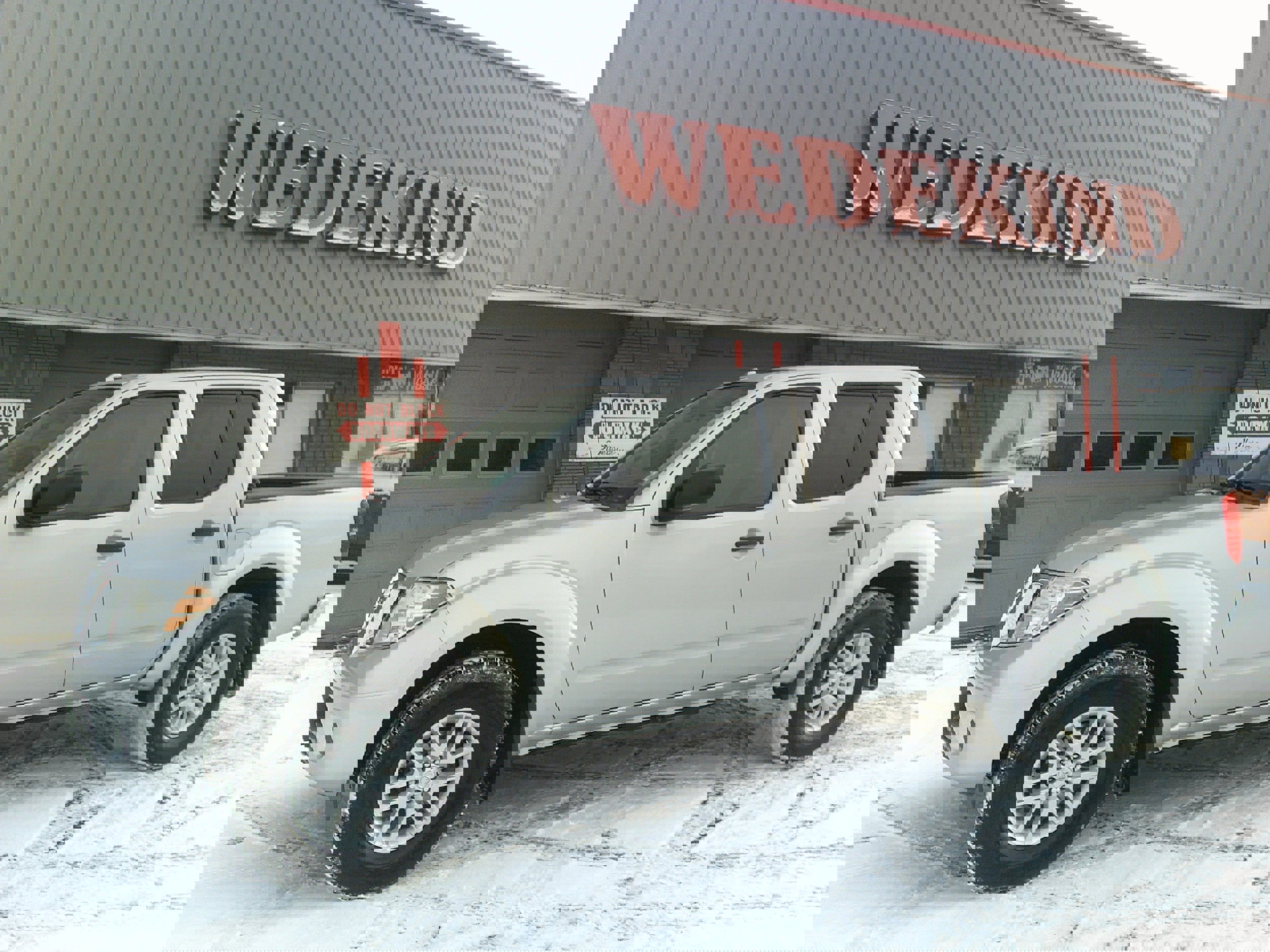 Used 2018 Nissan Frontier SV image 2