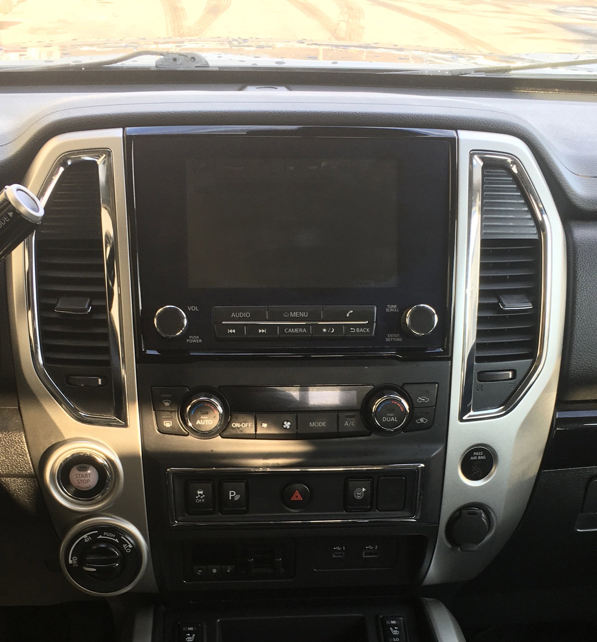 Used 2024 Nissan Titan SV w/ SV Convenience Package image 12