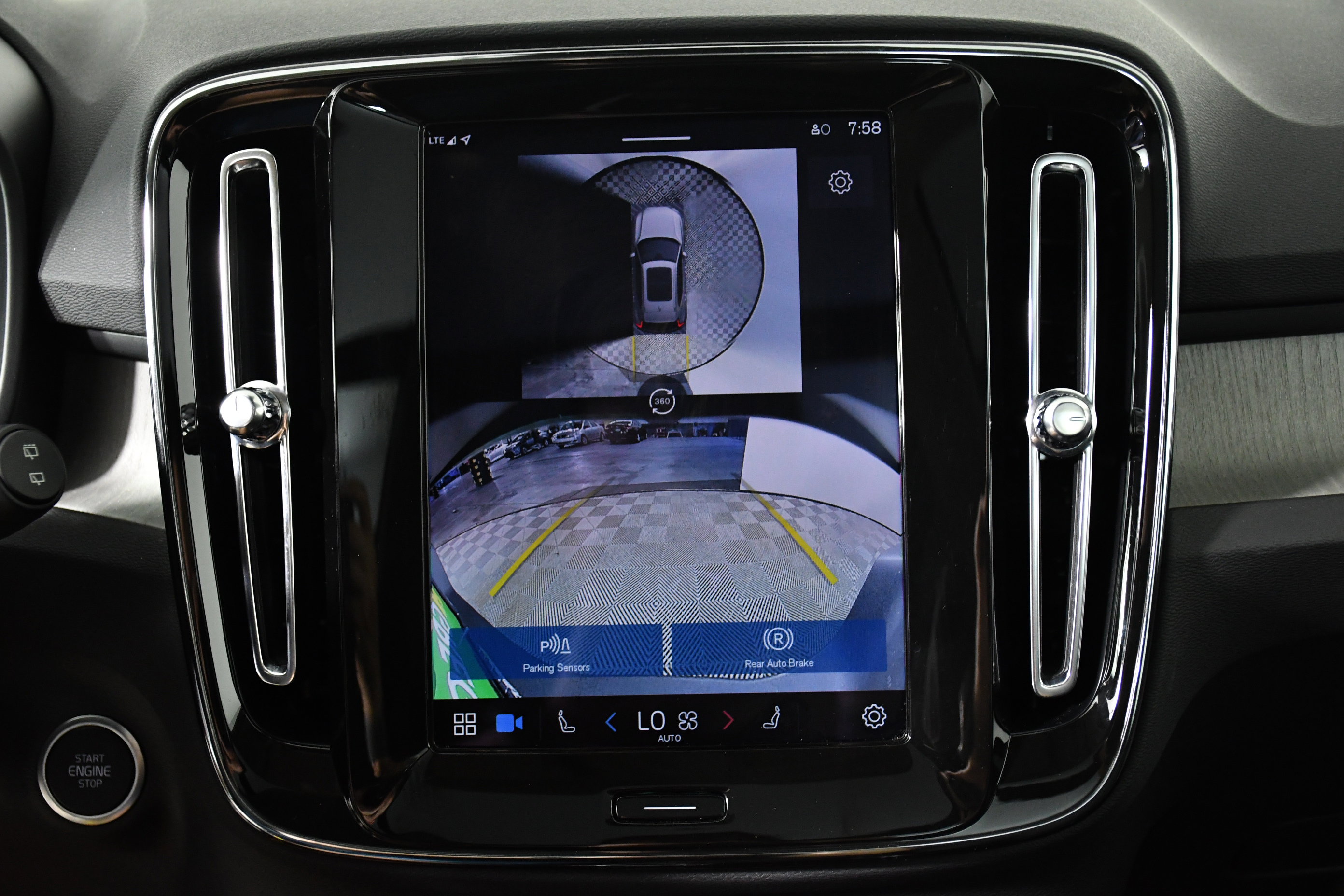 Used 2025 Volvo XC40 B5 Plus image 17