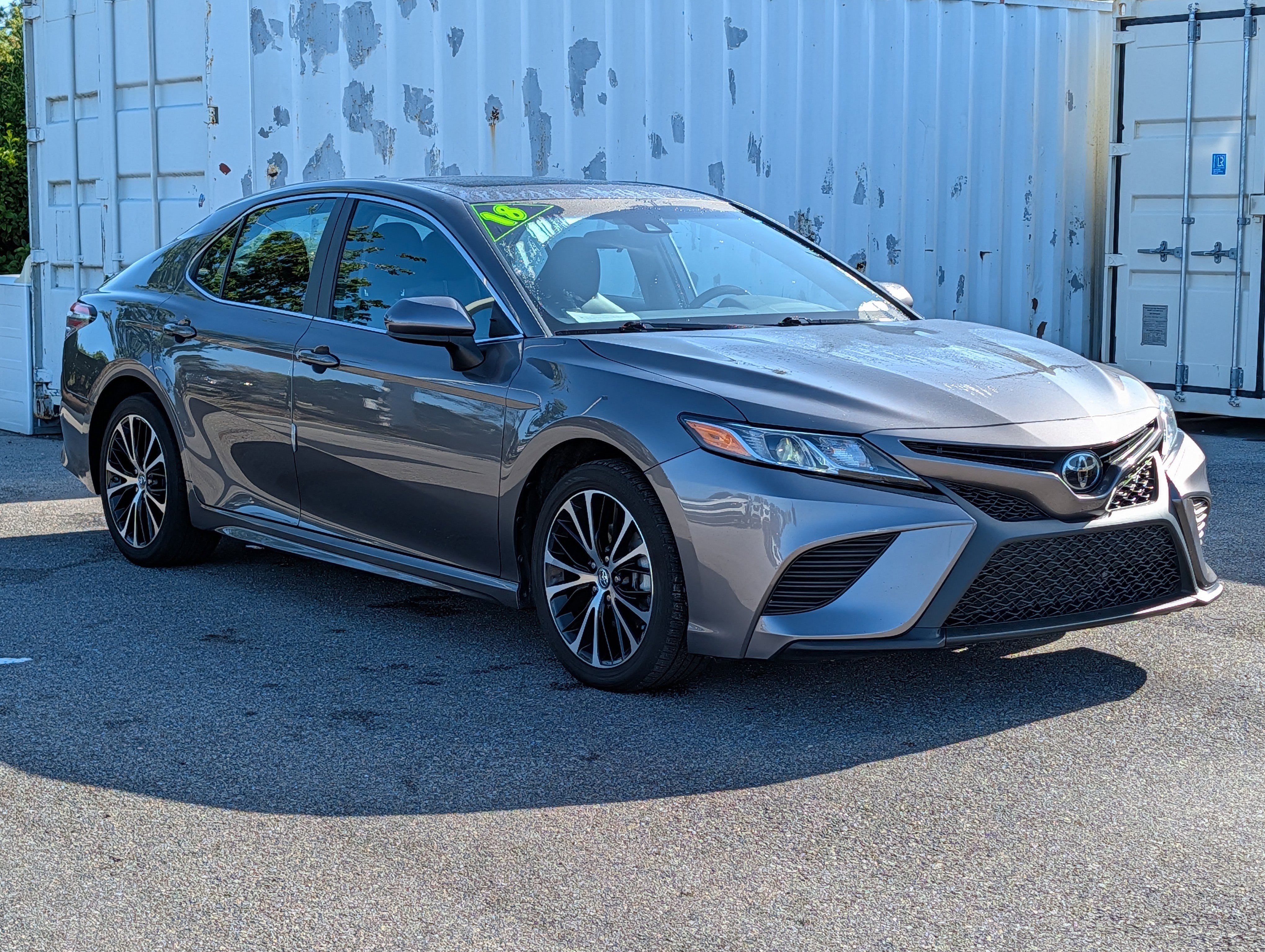 Used 2018 Toyota Camry SE w/ Moonroof Package FWD video 2