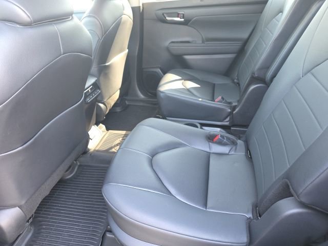 Used 2024 Toyota Highlander XLE AWD/4WD image 12