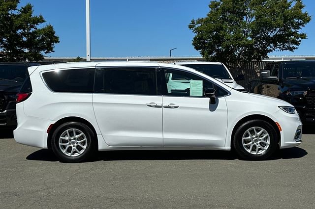 Used 2025 Chrysler Pacifica Select image 3