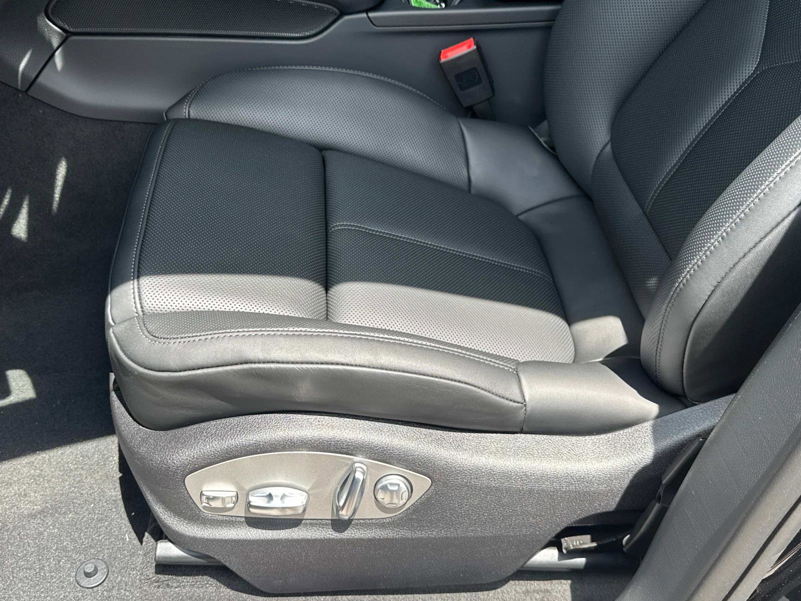 Used 2025 Porsche Macan image 17