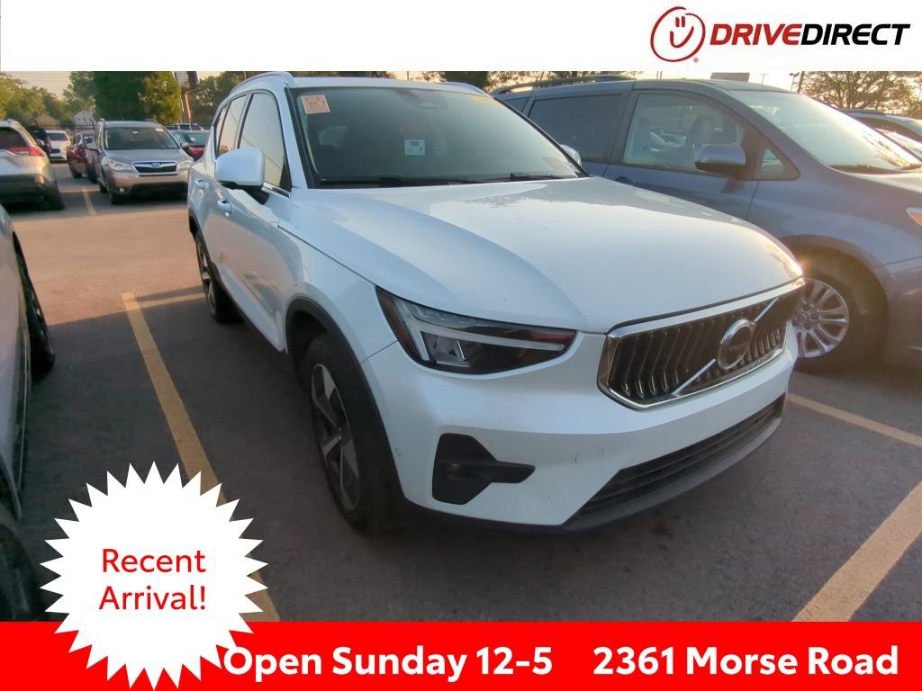 Used 2024 Volvo XC40 B5 Plus AWD/4WD image 1