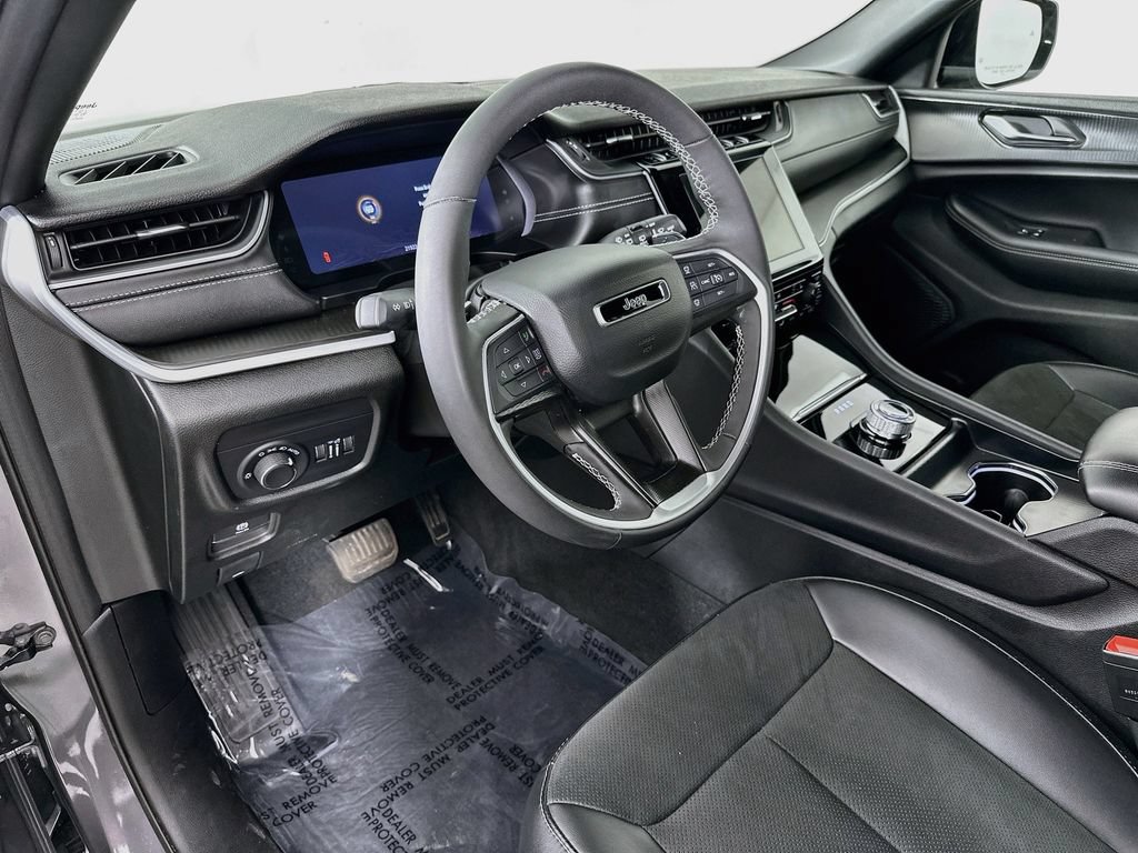Certified 2025 Jeep Grand Cherokee Altitude AWD/4WD image 17