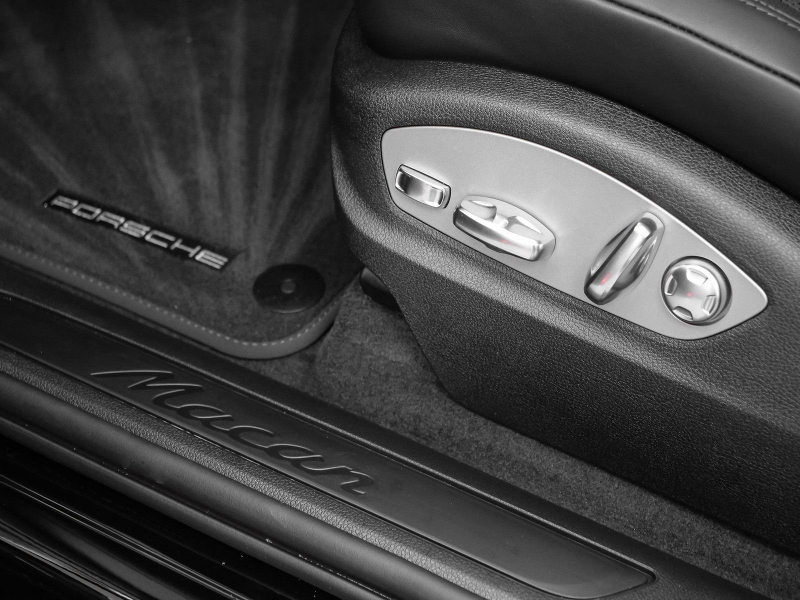 Certified 2025 Porsche Macan image 24