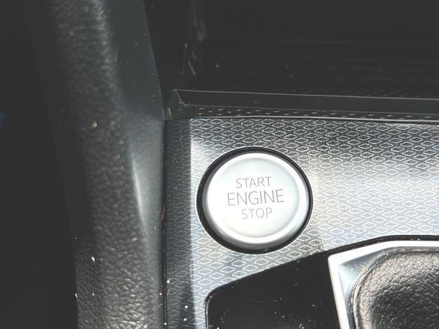 Certified 2025 Volkswagen Taos SE AWD/4WD image 16