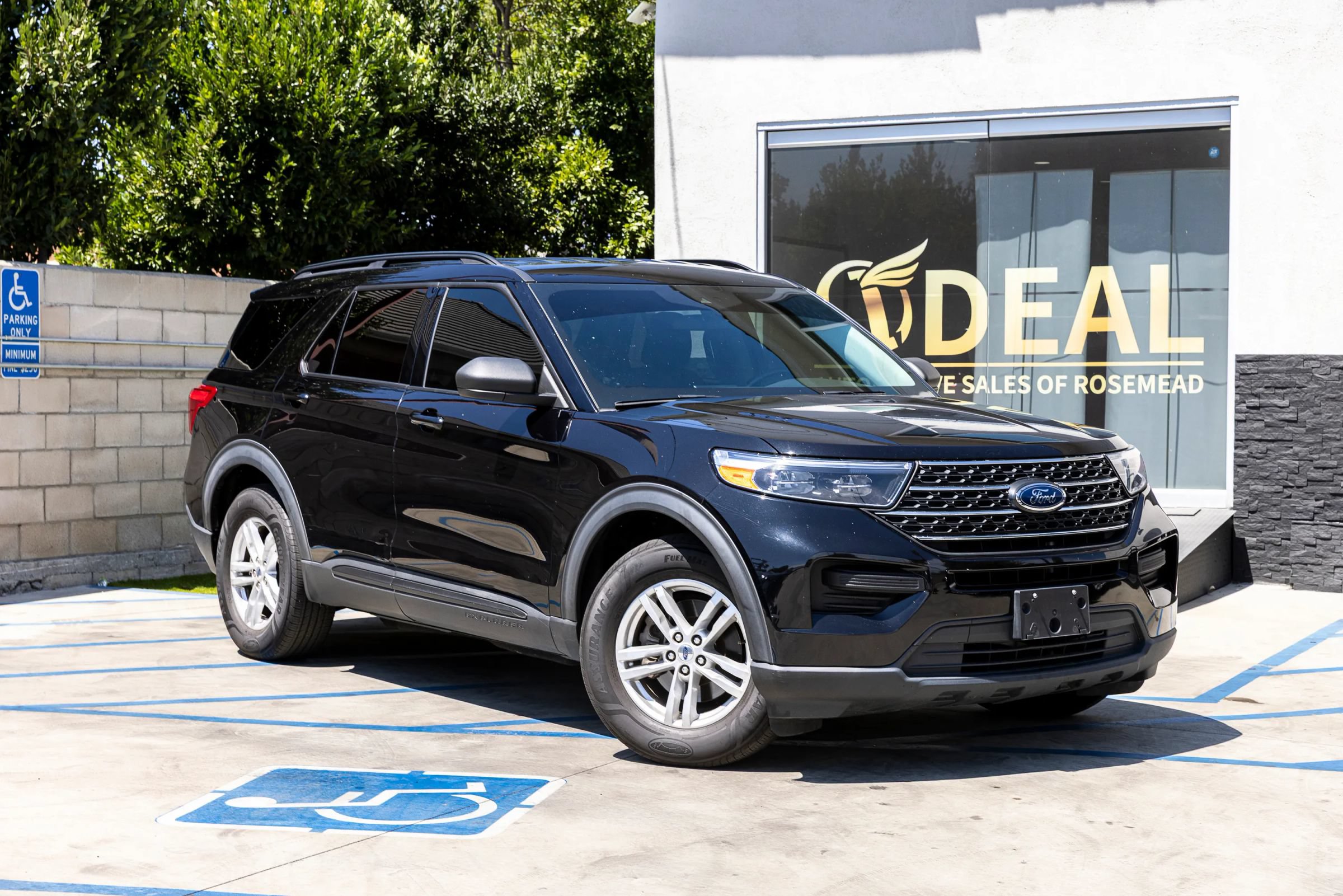 Used 2023 Ford Explorer XLT RWD image 2