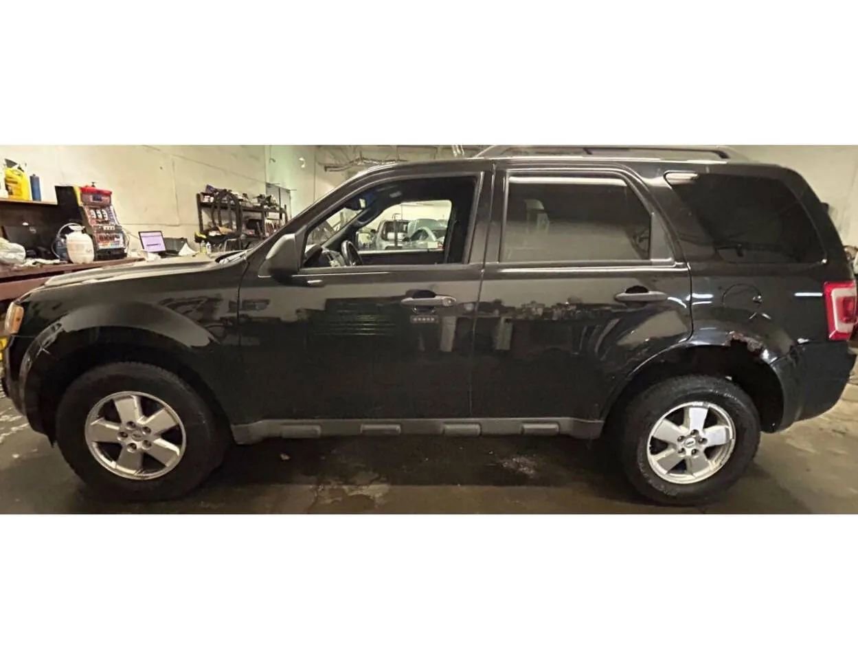 Used 2011 Ford Escape XLT image 2