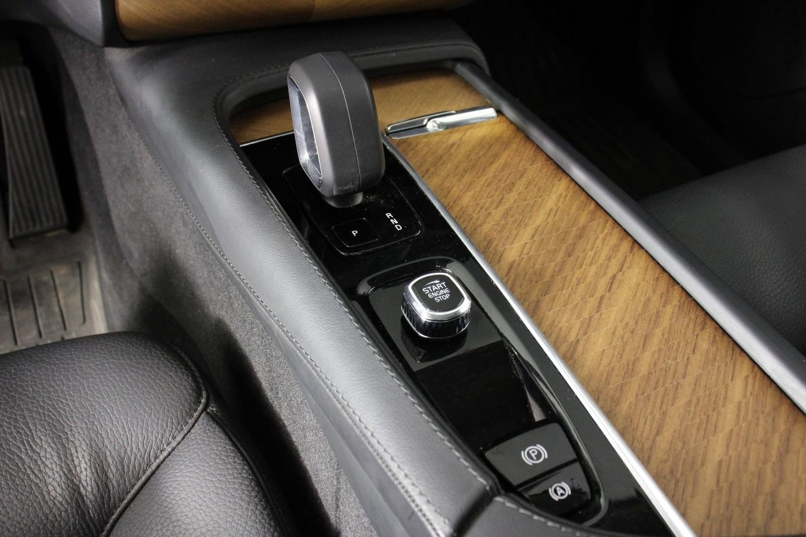 Certified 2024 Volvo XC90 T8 Plus w/ Protection Package Premier image 15