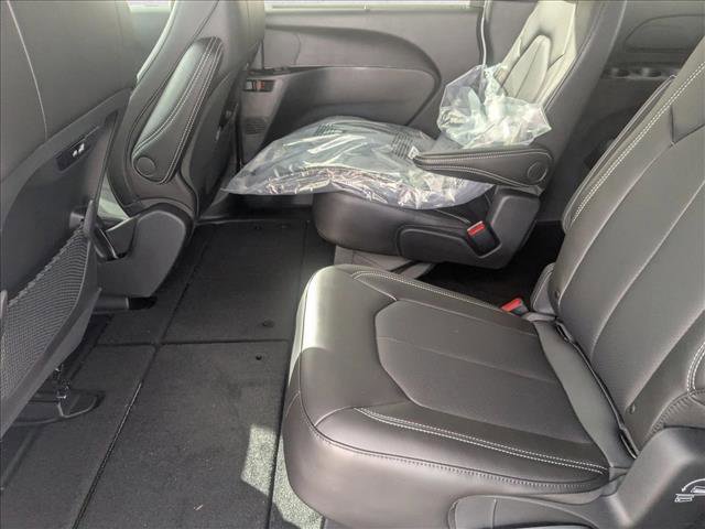 New 2026 Chrysler Pacifica Select AWD/4WD image 15