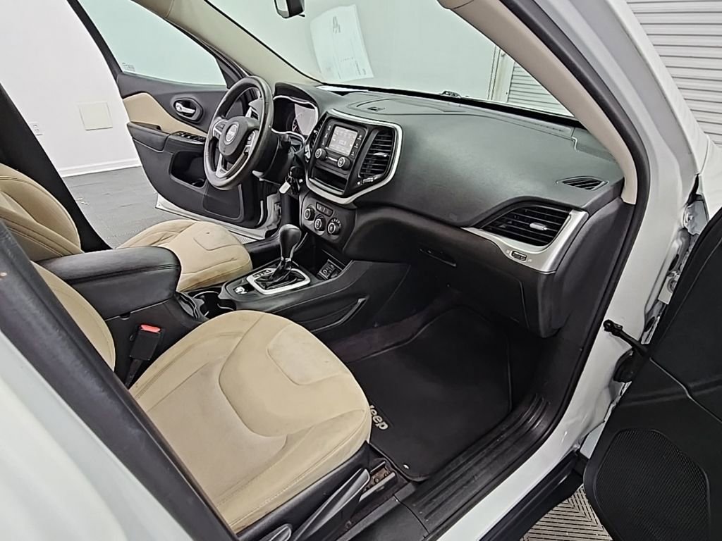 Used 2016 Jeep Cherokee Sport image 32