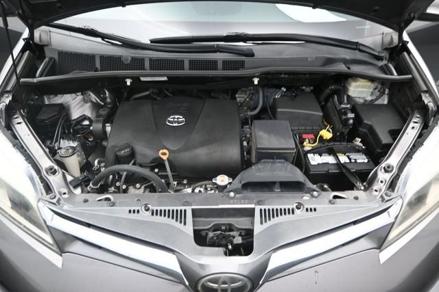Used 2019 Toyota Sienna Limited FWD image 18