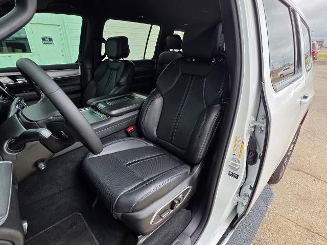 Used 2025 Jeep Wagoneer Series II w/ 8-Passenger Seating Package AWD/4WD image 14