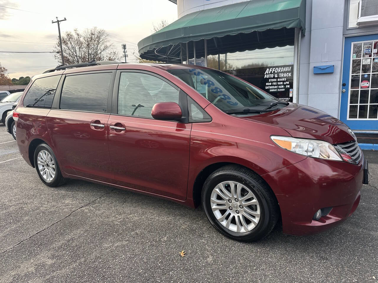 Used 2011 Toyota Sienna XLE image 4