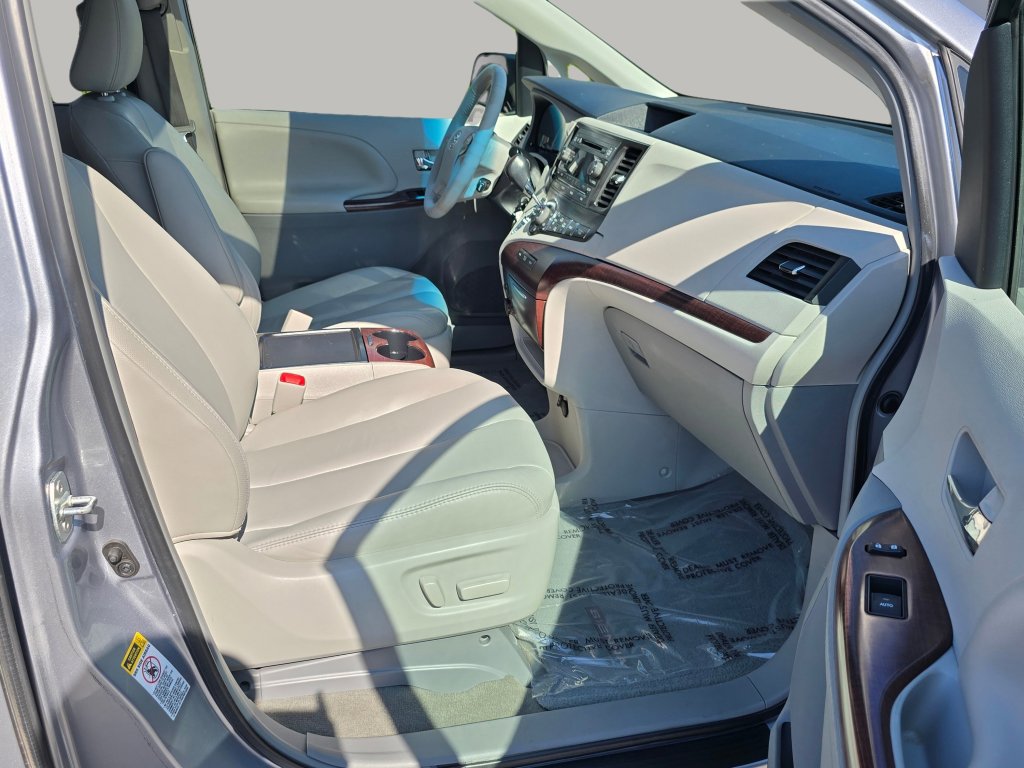 Used 2012 Toyota Sienna XLE FWD image 30