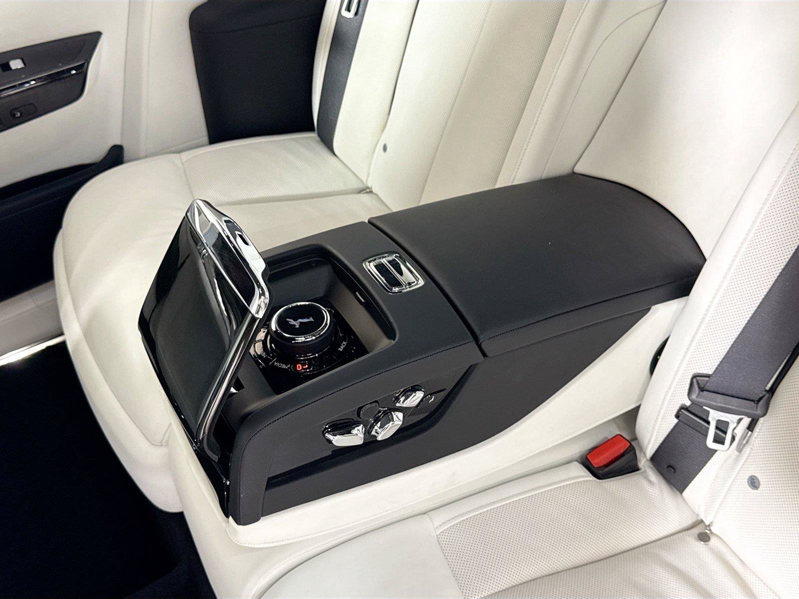 Used 2023 Rolls-Royce Phantom Sedan RWD image 30