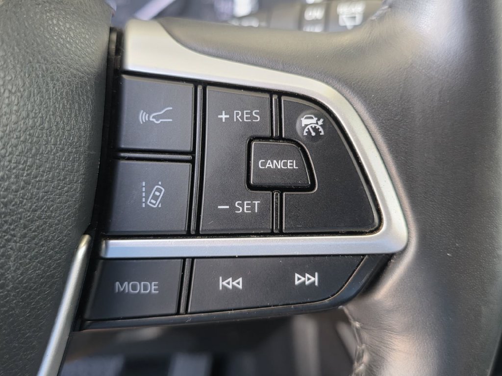 Used 2022 Toyota Highlander XLE FWD image 29