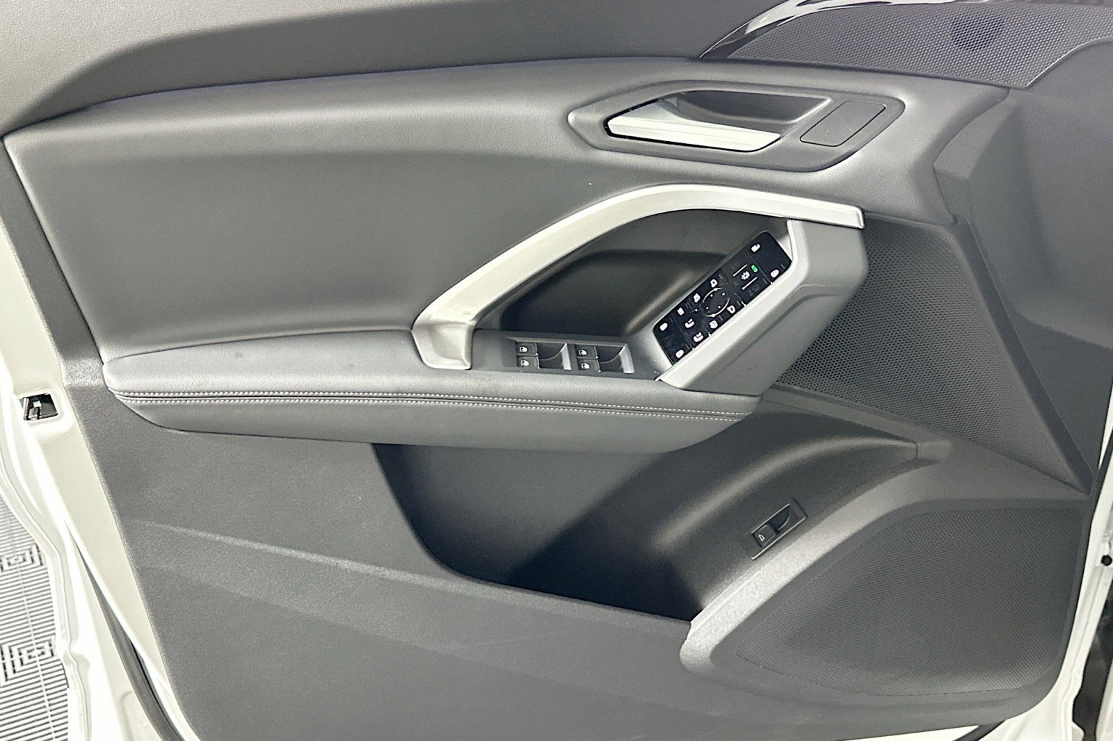 Used 2025 Audi Q5 Premium w/ Convenience Package image 21