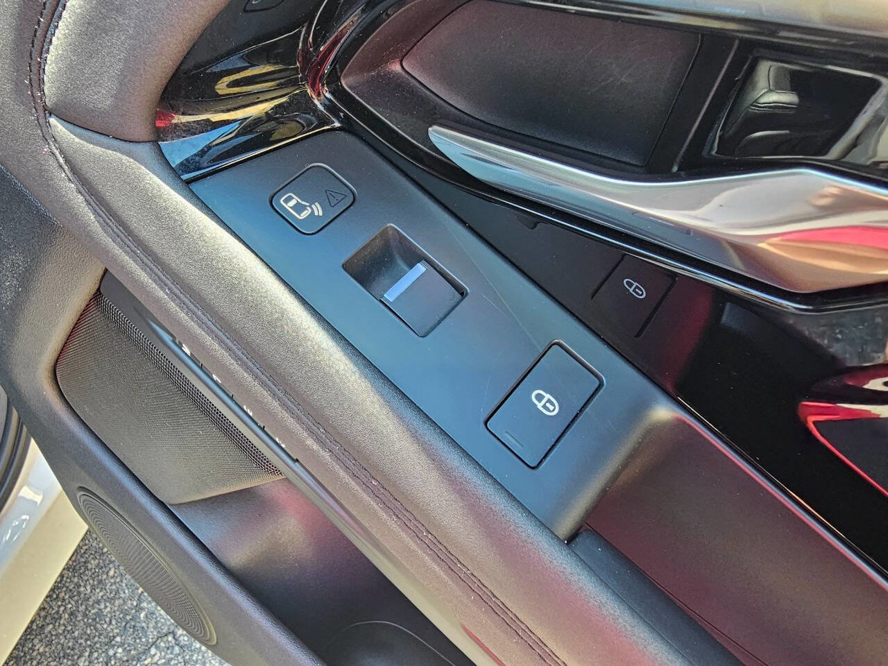 Used 2020 Land Rover Range Rover Evoque SE image 37