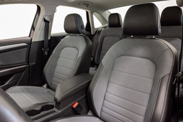 Used 2025 Volkswagen Jetta SE w/ Sunroof Package FWD image 9
