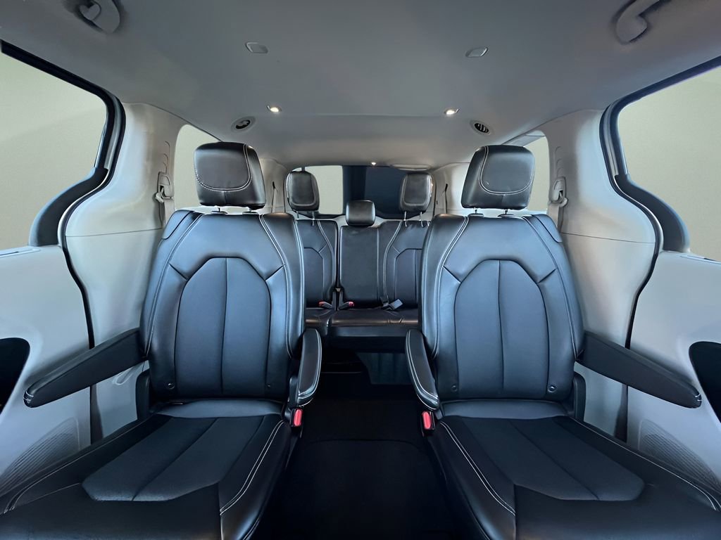 Used 2024 Chrysler Pacifica Touring-L image 16