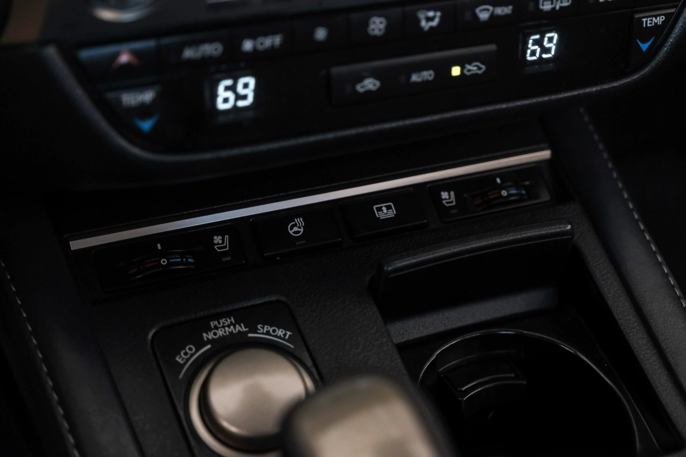 Used 2018 Lexus ES 300h w/ Luxury Package image 22