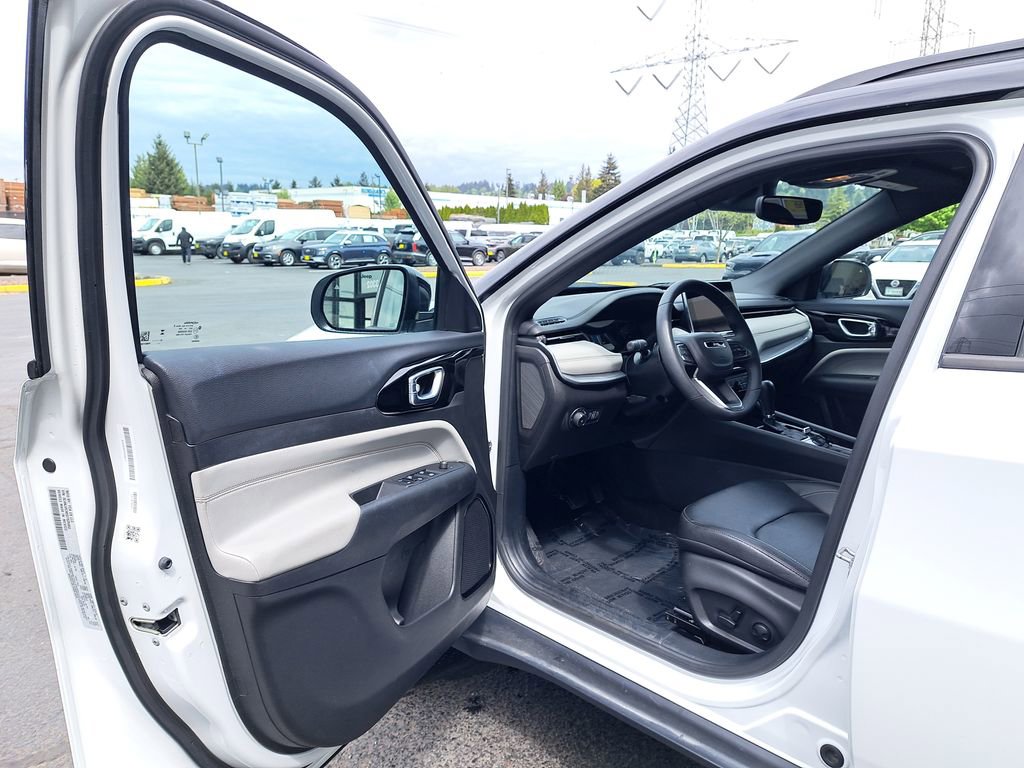 Used 2025 Jeep Compass Limited AWD/4WD image 10