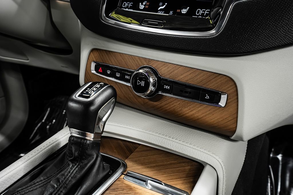 Used 2022 Volvo XC90 T6 Momentum w/ Advanced Package image 16