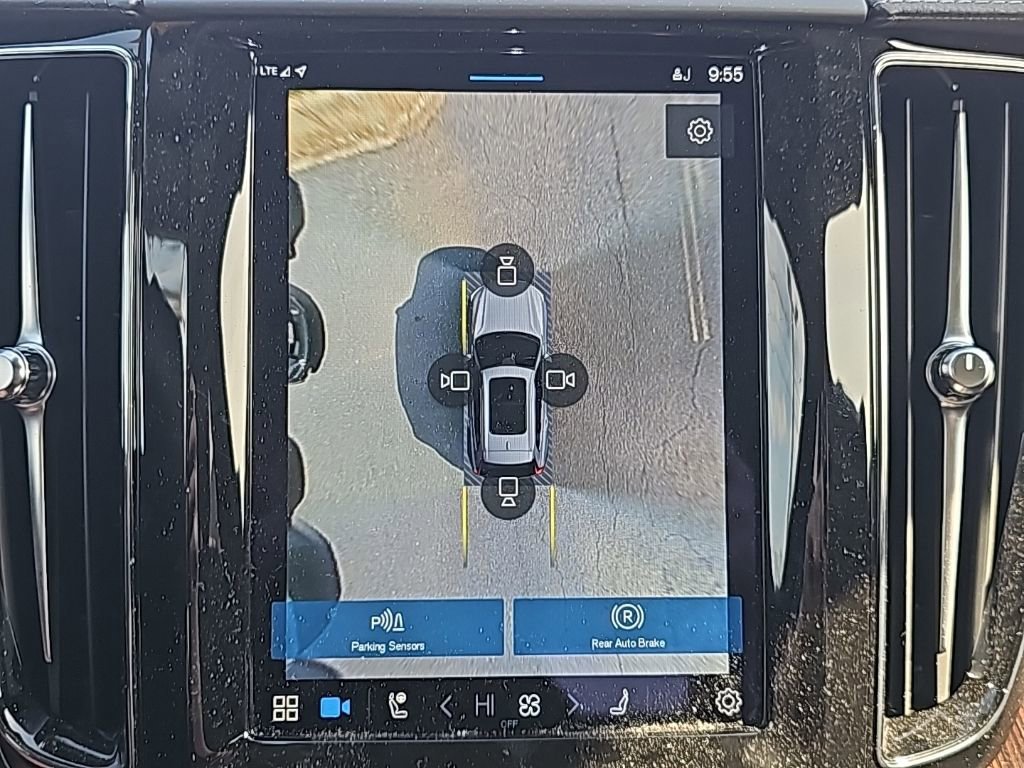 Certified 2023 Volvo XC60 B5 Ultimate w/ Climate Package image 9