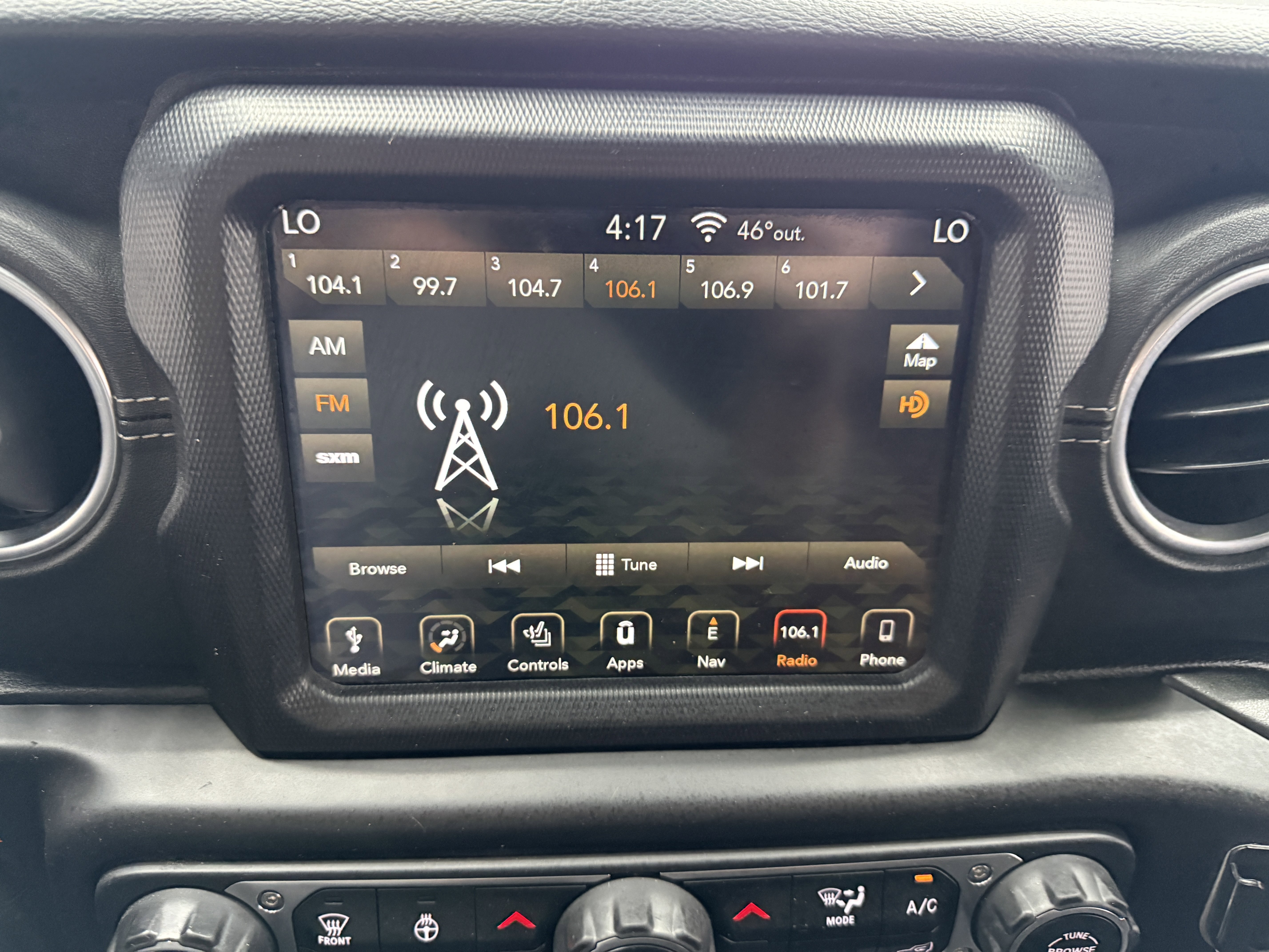 Used 2018 Jeep Wrangler Unlimited Sahara w/ Uconnect 4C Nav & Sound Group AWD/4WD image 16