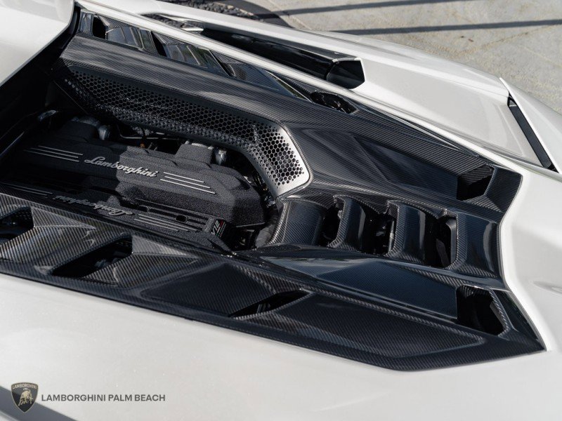 Used 2025 Lamborghini Revuelto image 34