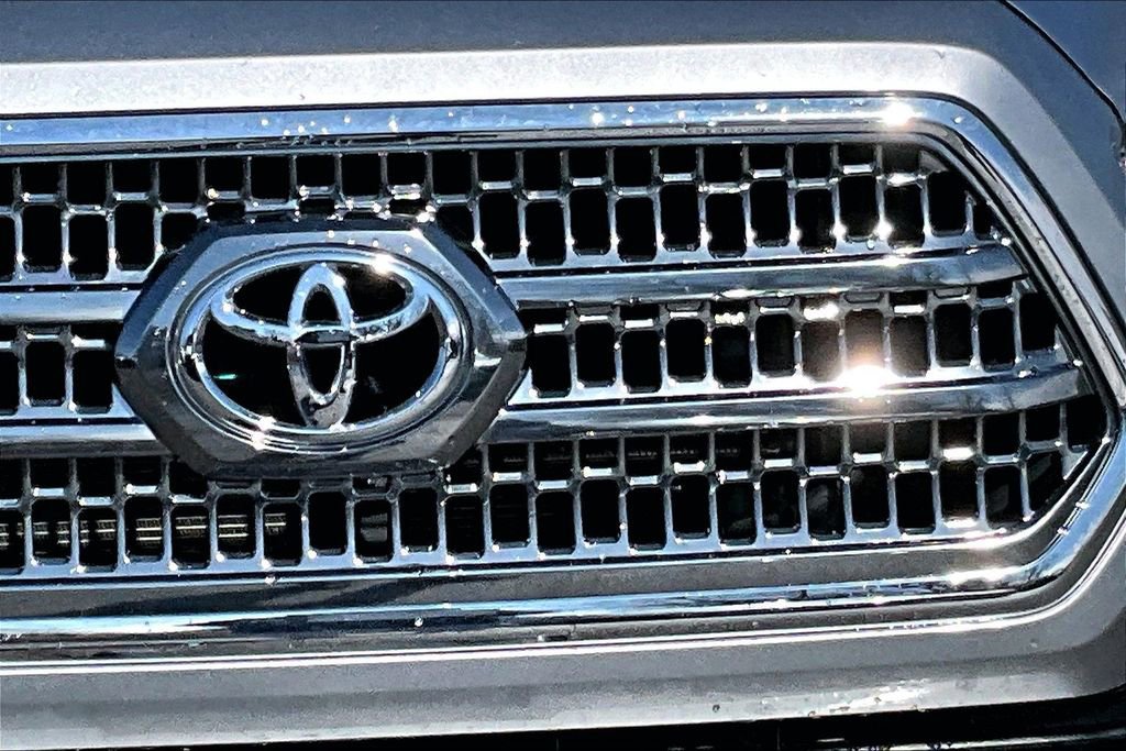 Used 2016 Toyota Tacoma TRD Off-Road w/ Towing Package image 11