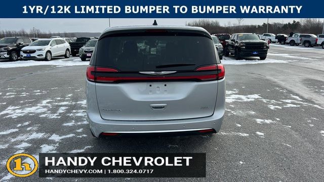 Used 2024 Chrysler Pacifica Touring-L FWD image 4