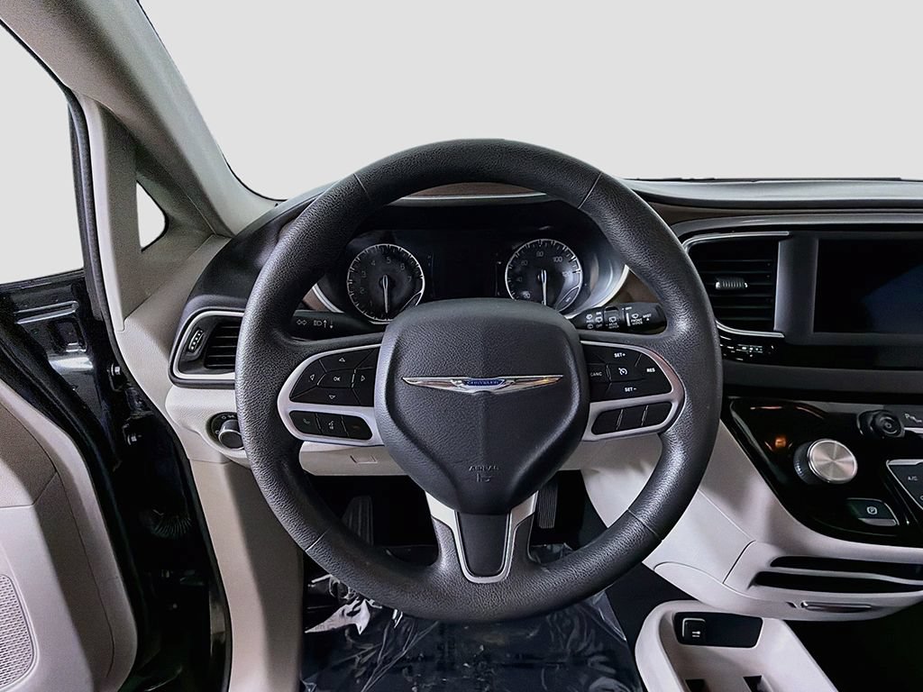 Used 2018 Chrysler Pacifica L FWD image 30