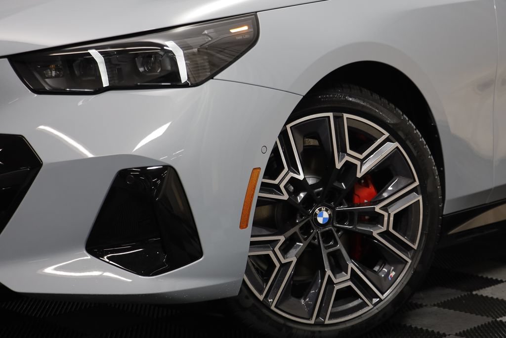 New 2026 BMW 530i xDrive w/ M Sport Package AWD/4WD image 4