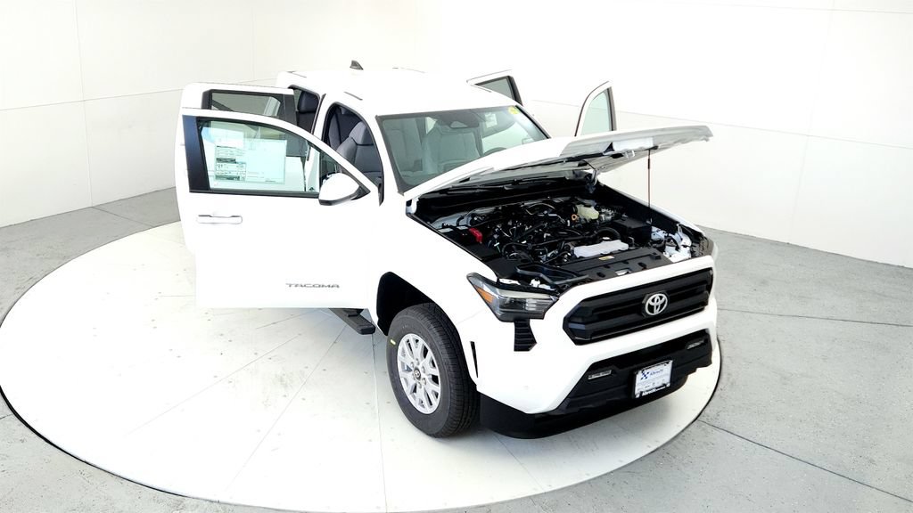 Used 2025 Toyota Tacoma SR5 AWD/4WD image 17